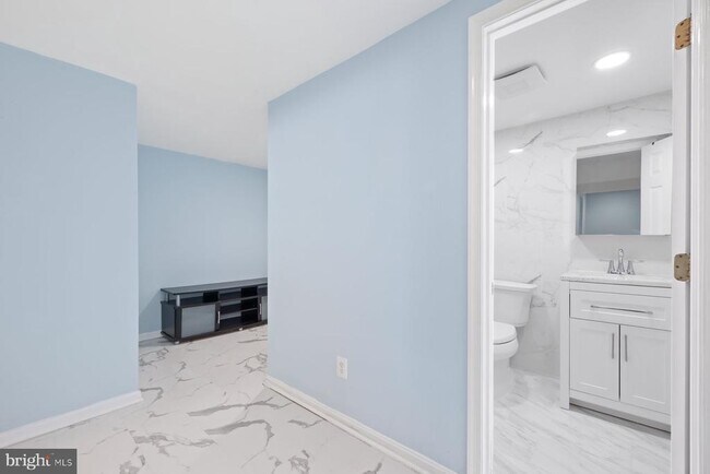 Building Photo - 2913 Collins Ave