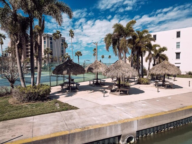 Building Photo - 7910 Sun Island Dr S