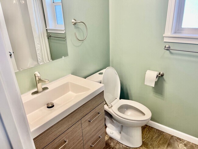 Building Photo - Charming South Hill Home