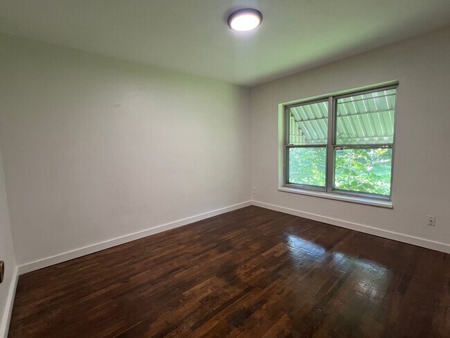 Building Photo - Charming 3-Bedrooms 1 bath with Hardwood F...