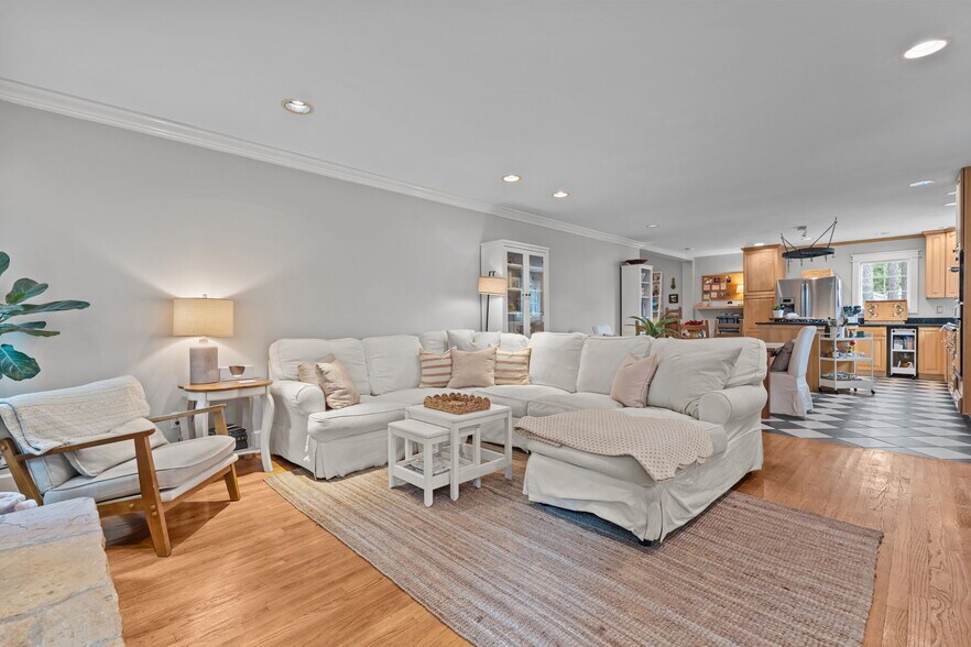 Building Photo - 2050 Midland Rd