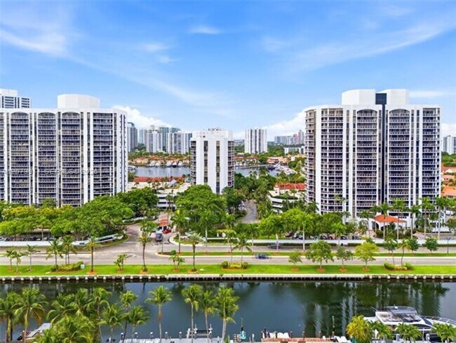 Building Photo - 3610 Yacht Club Dr