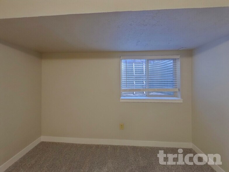 Building Photo - 2435 Shawnee Dr