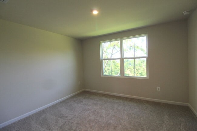 Building Photo - Never-Lived-In Luxury: Modern 3-Level Living + Garage in Orchard Ridge