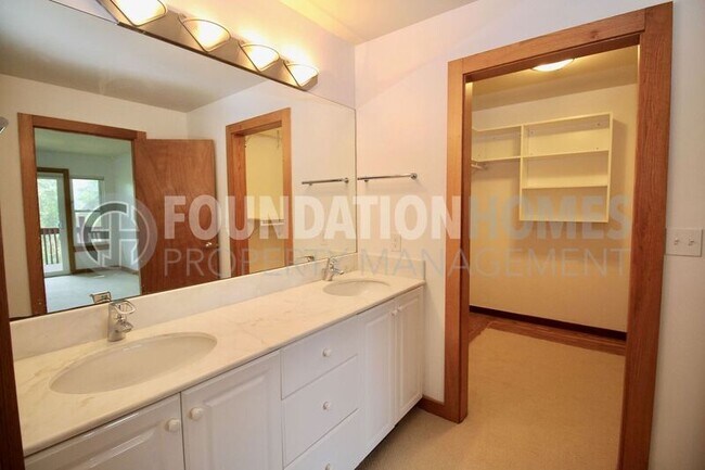 Building Photo - 817 Ridge View Dr.