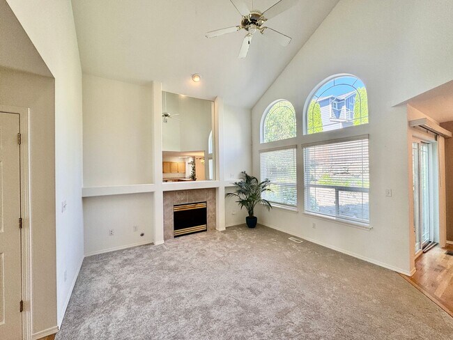 Building Photo - Bothell Townhouse