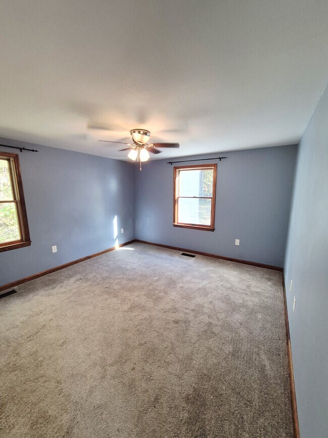 Building Photo - 976 Snow Mountain Rd