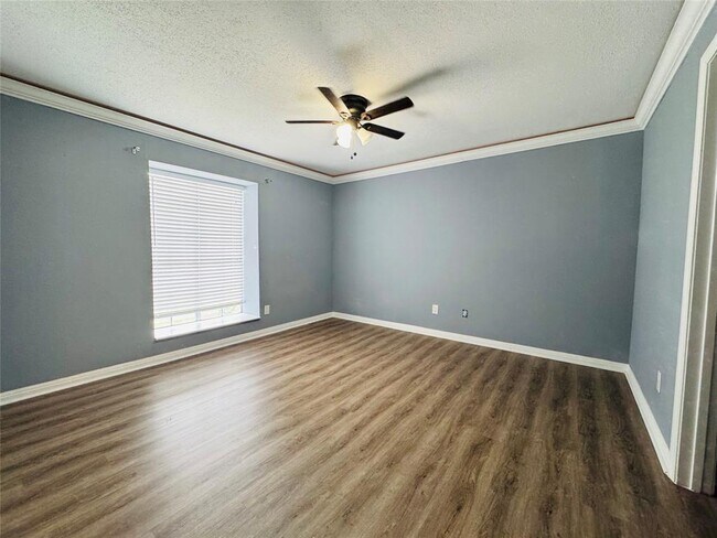 Building Photo - 12100 Overbrook Ln