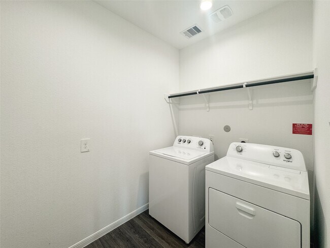 Building Photo - 519 Newcomb Holw Dr