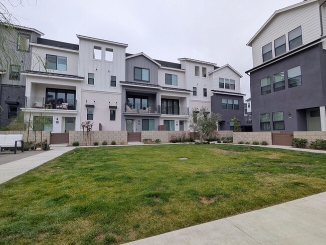 Building Photo - Modern coastal living on Main Street, Huntington Beach!