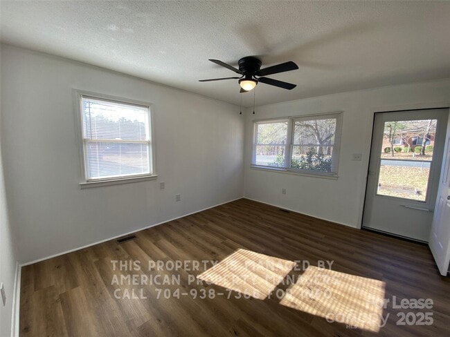 Building Photo - 3818 Vanderburg Dr