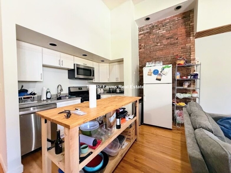 Building Photo - 106 Central St