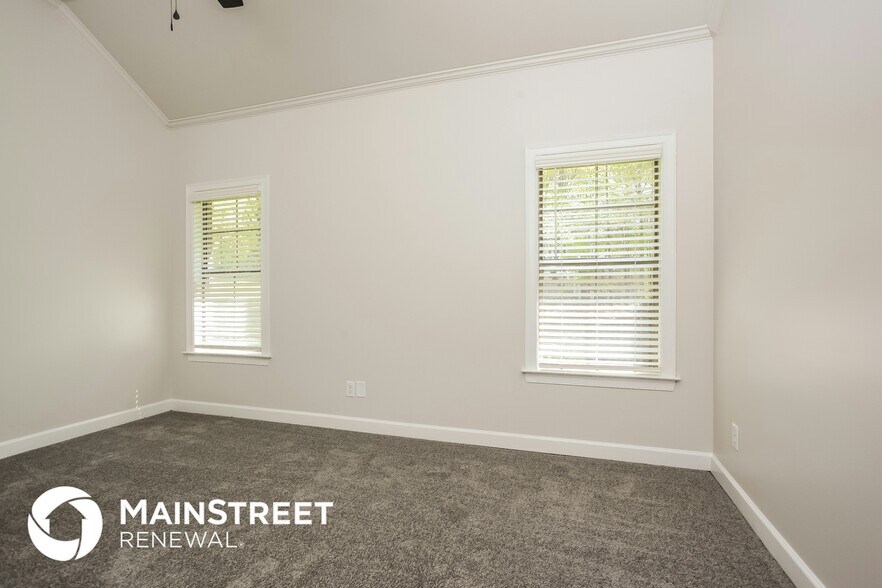 Building Photo - 10105 Cypress Lake Dr N