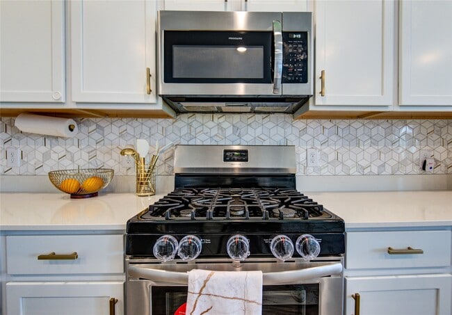 Building Photo - 26627 Ledgemont Dr