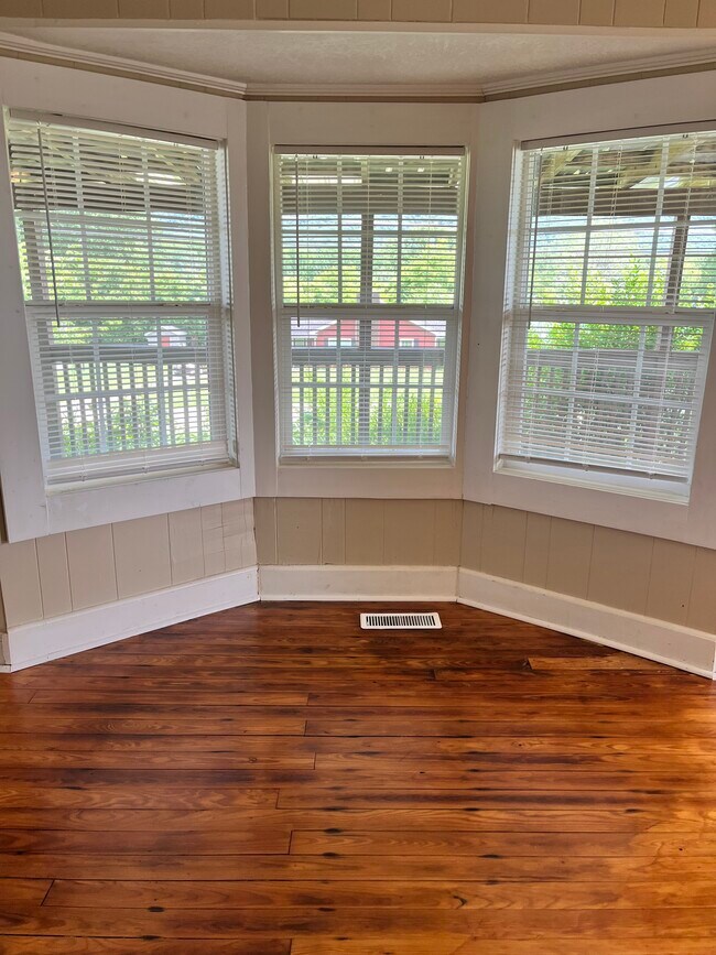 Building Photo - 201 S Moss Ave