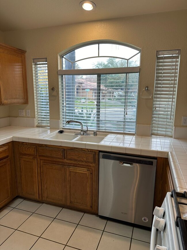 Building Photo - 3/2 Granville in NW Fresno. 3 car garage a...