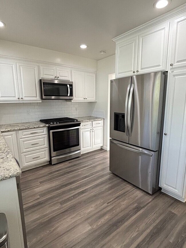 Building Photo - Spacious 3-Bedroom Home with Backyard & 2-Car Garage in Lakewood