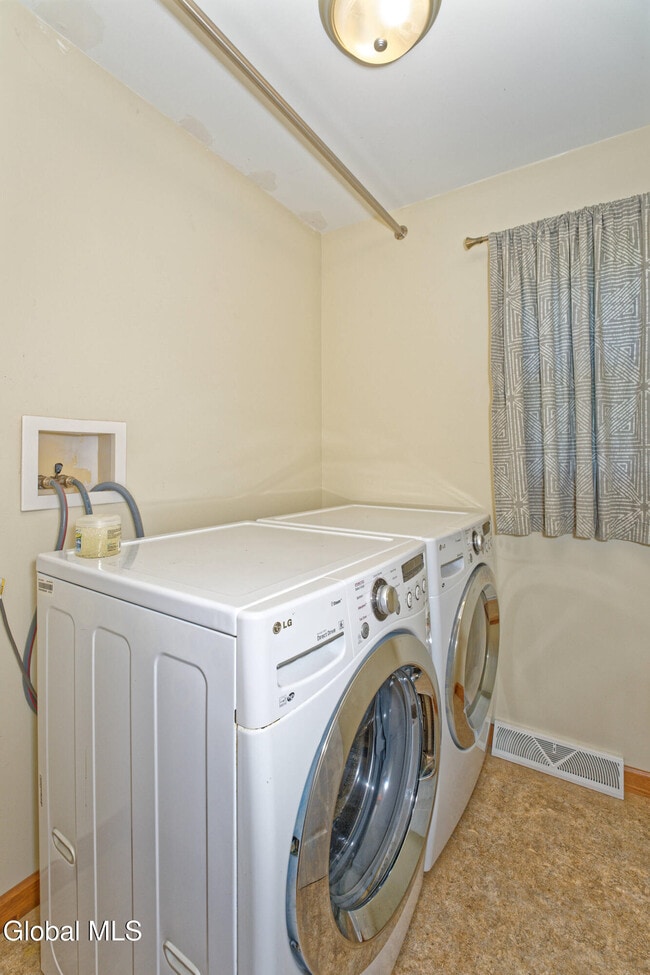 Building Photo - 5 Shamrock Cir