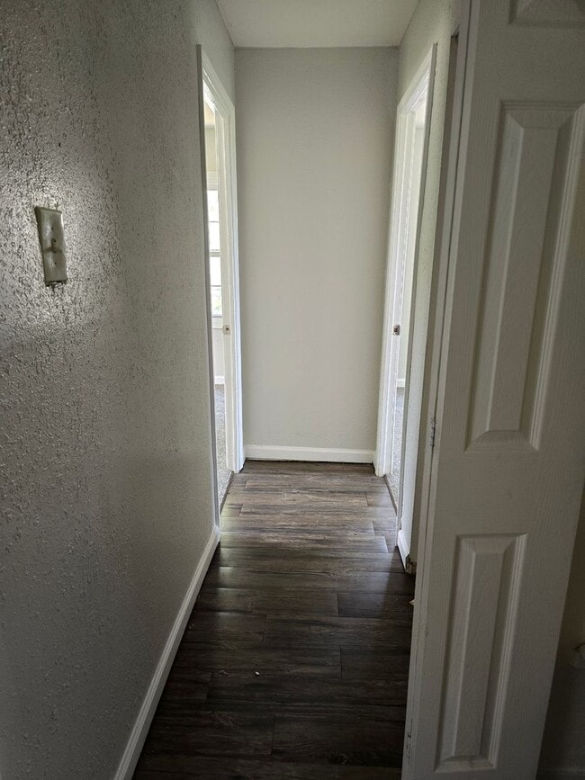 Building Photo - LIMITED TIME**NO APPLICATION FEE**1/2 OFF ...