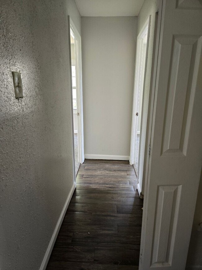 Building Photo - Nicely updated 3BD/1BA