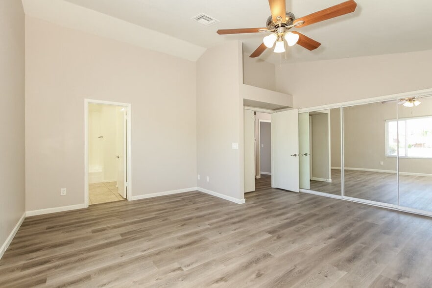 Building Photo - 4546 E Villa Theresa Dr