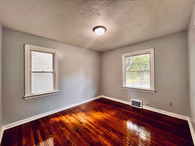 Building Photo - 8606 Rosewood Ave