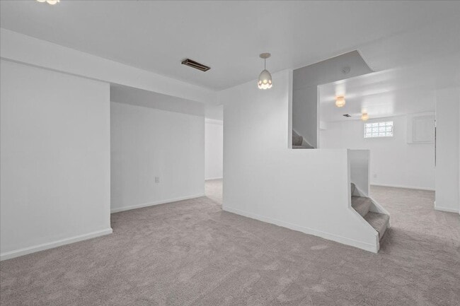 Building Photo - Renovated 4 Bed in Carrick