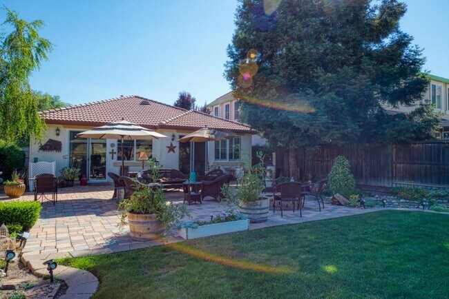 Building Photo - Amazing Large 3 Bedroom 2 Bathroom Home for Lease in Patterson