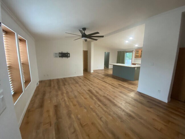 Building Photo - 1027 Falls Creek Dr
