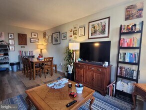 Building Photo - 135 S 19th St