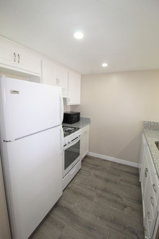 Building Photo - Remodeled Condo in Central Oxnard Gated Community!