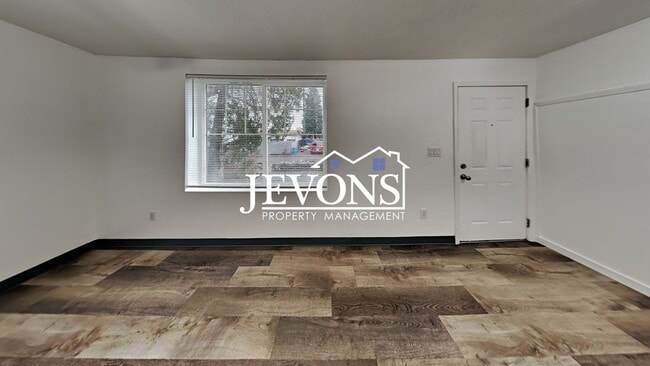 Building Photo - Two-story home in a walkable location, just minutes from Yakima Valley College, featuring long dr...