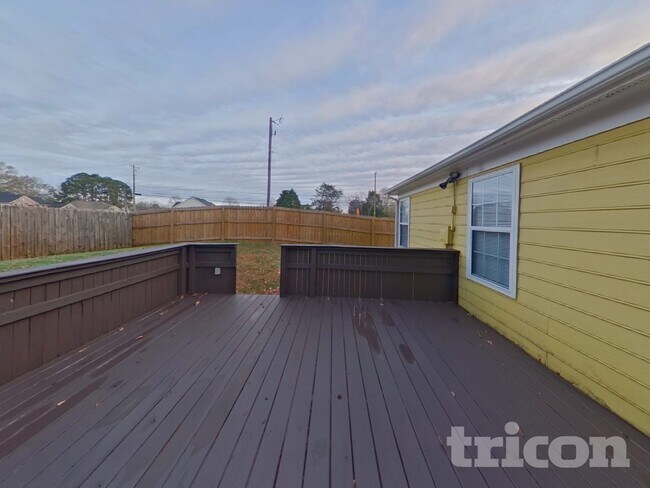 Building Photo - 5000 Poplar Glen Dr