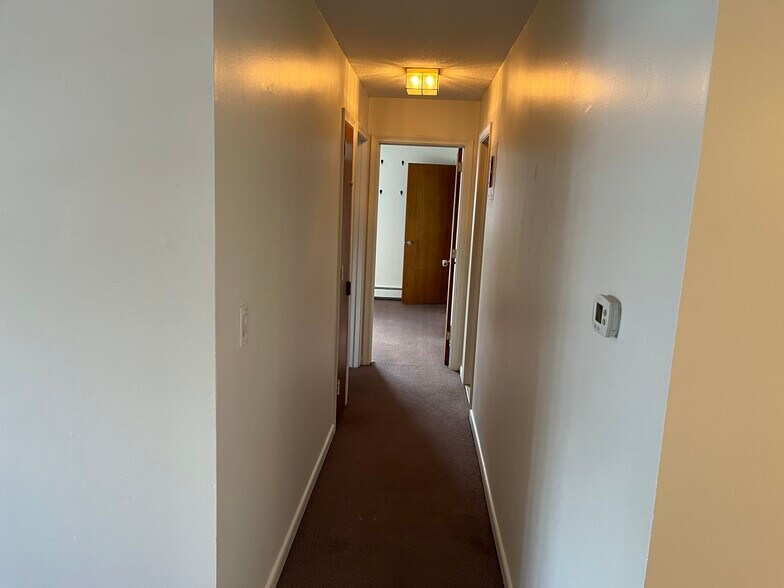 Building Photo - 2 Thompson Rd