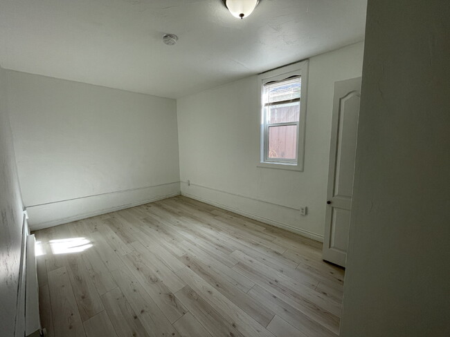 Building Photo - 3 bed 1 bath ground level apartment with n...