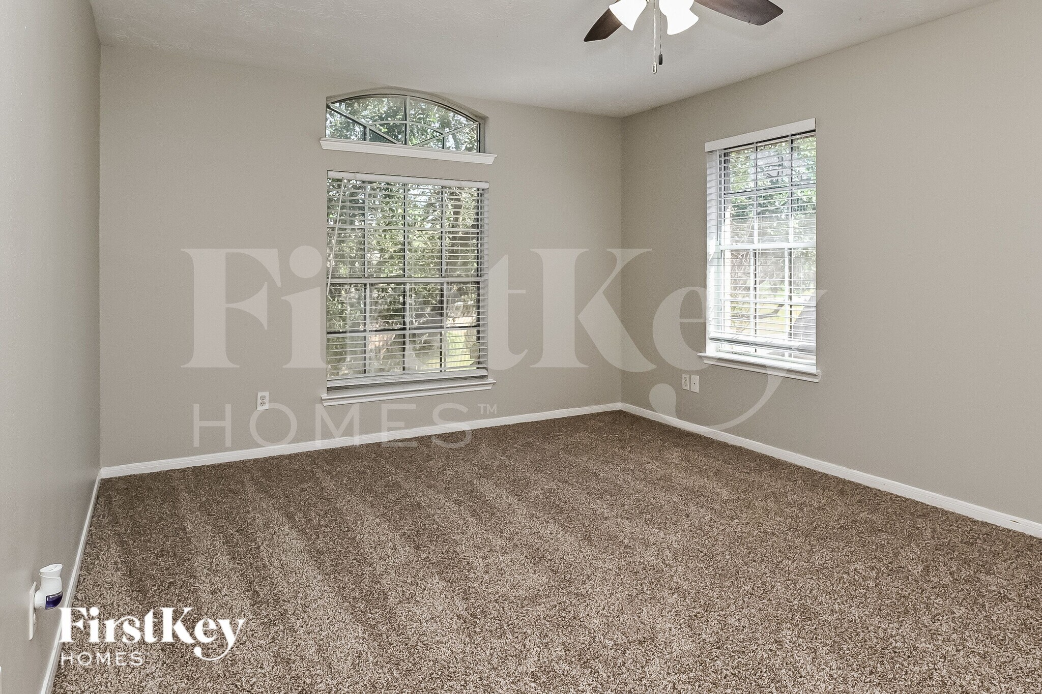 Building Photo - 2558 Doral Dr