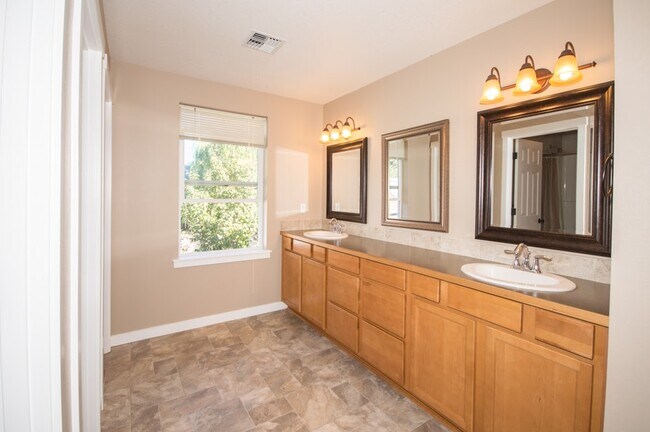 Building Photo - 1110 NW 27th St