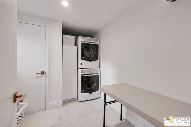 Building Photo - 605 E Sierra Way