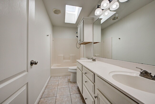 Building Photo - 608 Cavecreek St