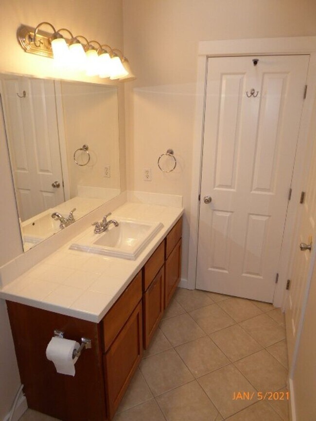 Building Photo - Beautiful 3 Bed 2.5 Bath Townhome in Roosevelt, Seattle