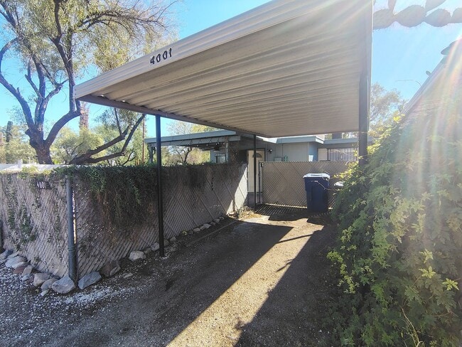 Building Photo - 4001 S Winter Palm Dr