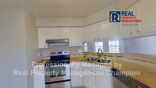 Building Photo - Charming home with open floor plan, vaulted ceilings and spacious backyard