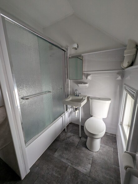 Bathroom - 6318 W Park Ave