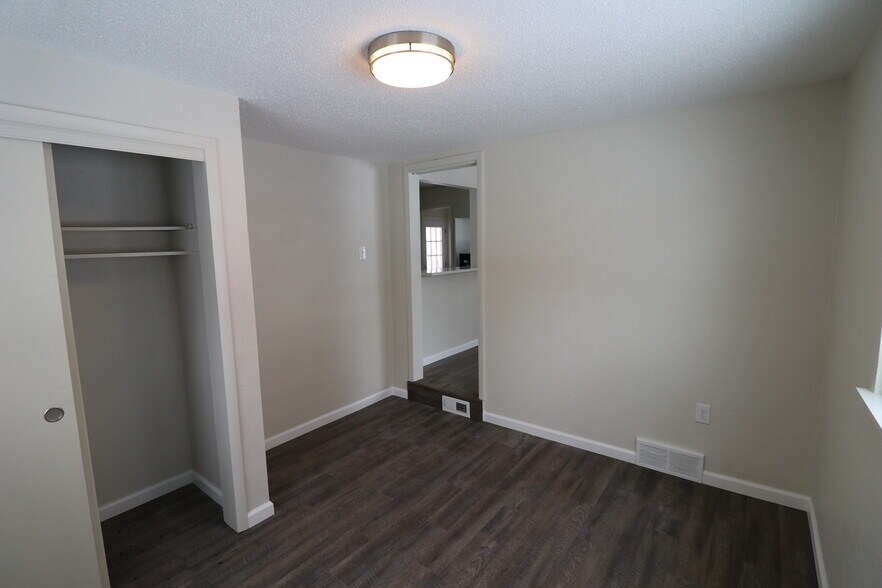 Building Photo - 3035 S Clermont Dr