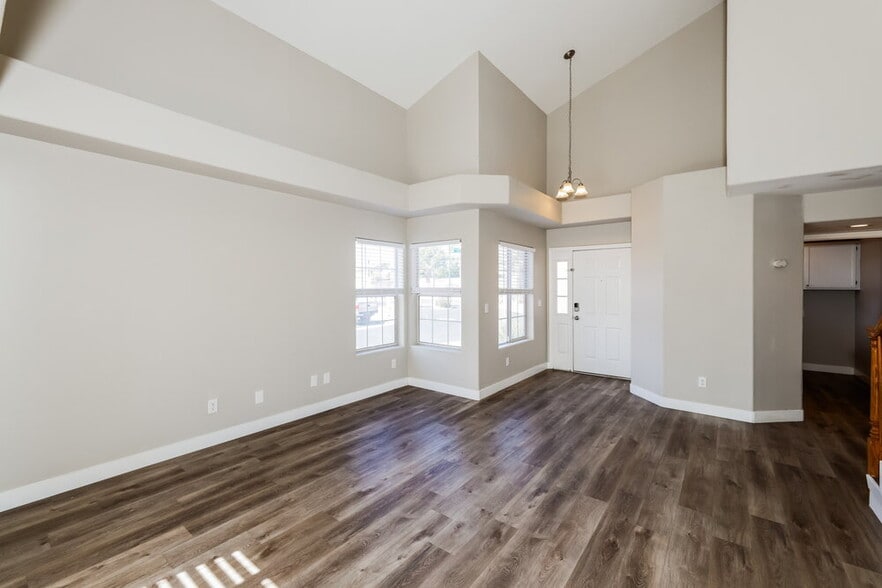 Building Photo - 104 Escada Ln