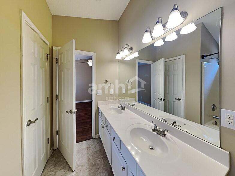 Building Photo - 8836 Laurel Run Dr