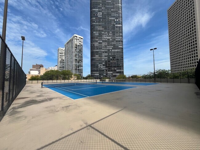 Building Photo - 5320 N Sheridan Rd