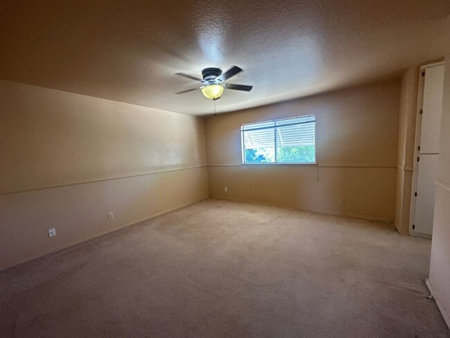 Building Photo - 560 Clover Dr