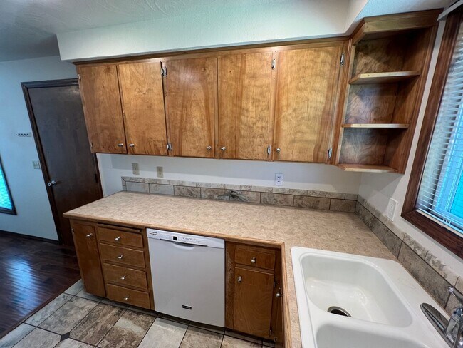 Building Photo - Well Maintained Three Bedroom Home in South Salem with Fenced Backyard