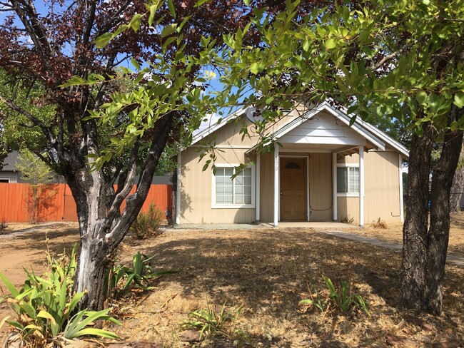 Primary Photo - Cute 2 Bedroom Home - Pets Allowed